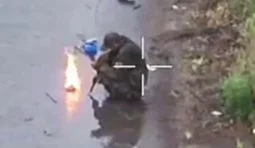 Россиянин разжег огонь на дороге
