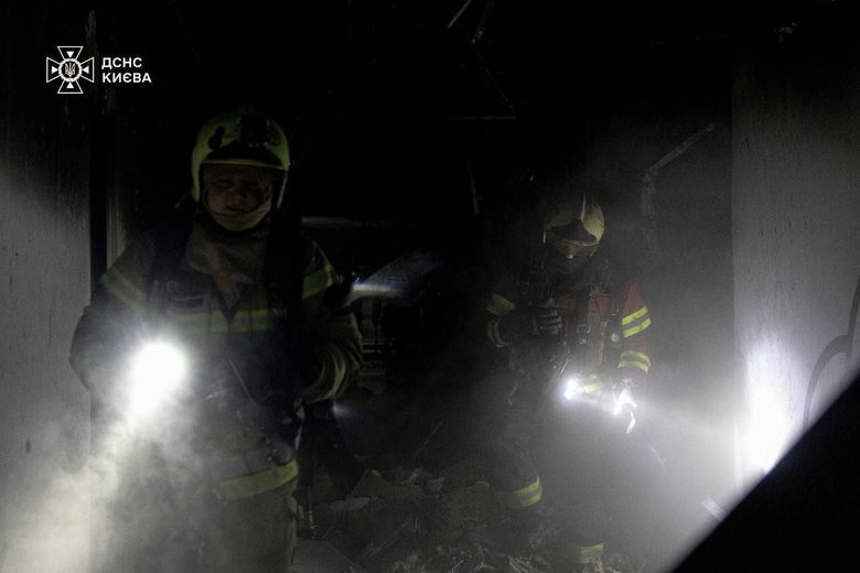 Нічна атака РФ на Київ: в Оболоні загорівся медзаклад, є загиблий