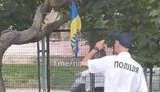 Двоє підлітків підпалили в Києві прапор України. ВIДЕО