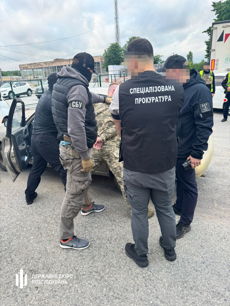 Law enforcement officer wanted to transport a draft dodger on a mattress