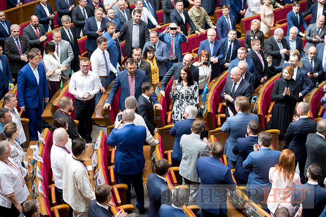 Зеленский с булавой, отвернувшийся Порошенко, Савченко в медалях, смеющиеся Луценко и Грицак, - инаугурация шестого Президента Украины Зеленского 24