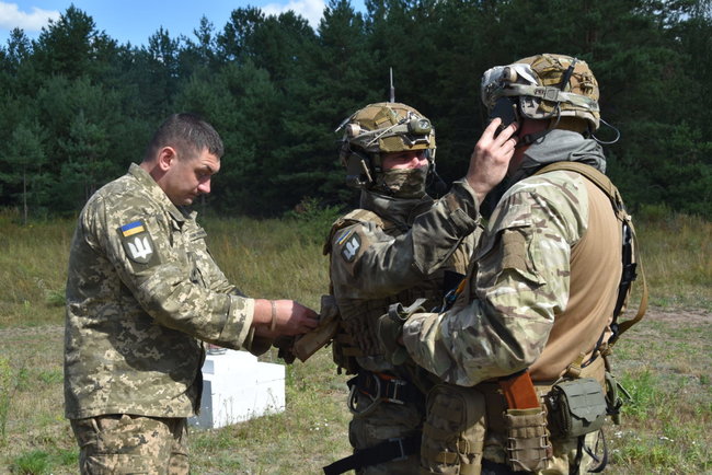 Маскування біля позицій противника, десантування та евакуацію відпрацьовують офіцери-авіанавідники на Чернігівщині 06