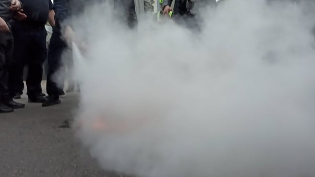 У Києві під посольством РФ в ході акції в память загиблих на Донбасі воїнів спалили Кремль 17 У Києві під посольством РФ в ході акції в память загиблих на Донбасі воїнів спалили Кремль 17