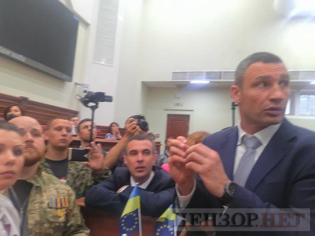 Киевсовет приравнял воинов добробатов к участникам АТО: во время попытки активистов пройти в зал заседаний произошла потасовка 13