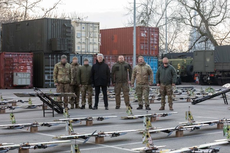 Порошенко передал сотню дронов-камикадзе защитникам на фронт