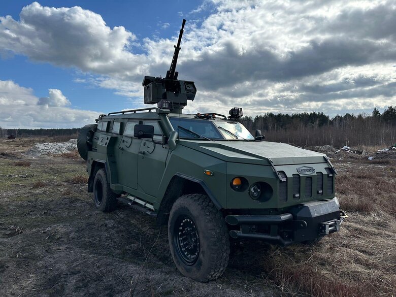 10-місний спеціалізований бронеавтомобіль "Новатор" з бойовим дистанційно-керованим модулем вітчизняного виробництва "ТАВРІЯ-14,5".