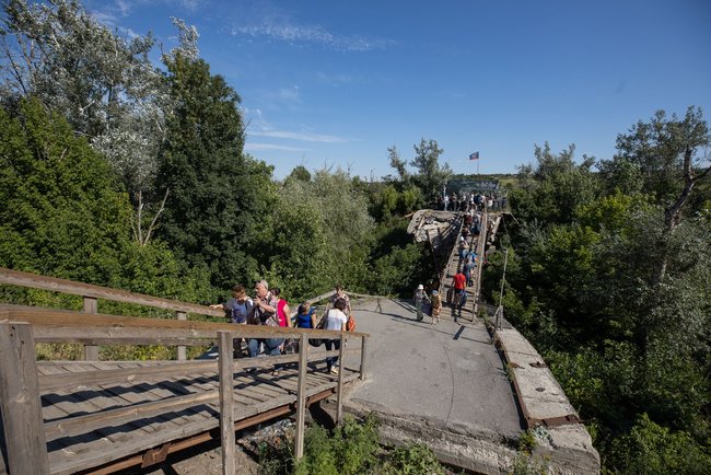 Zelenskyi, Tusk visit Stanytsia Luhanska 12