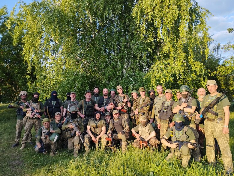 Поет, активіст і випадково єгер Максим Михайлик: Я тільки тут зрозумів, що обстріляний боєць – це не той, хто з автоматом кидається на танк, а хто в окопі. Іноді ми сиділи в окопі по два тижні 01