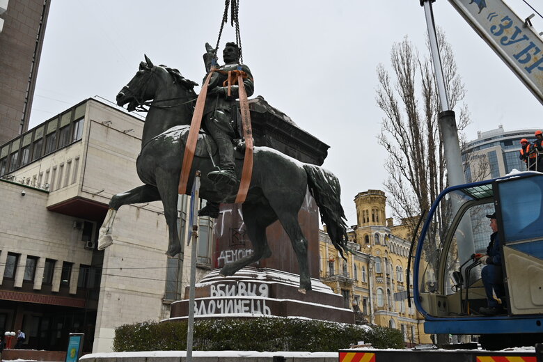 Демонтаж памятника Щорсу в центре Киева 13