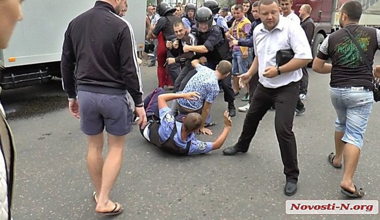 "Врадіївка-2": поліцейському, якого підозрюють у вбивстві чоловіка під Миколаєвом, намагалися влаштувати самосуд. ФОТОрепортаж