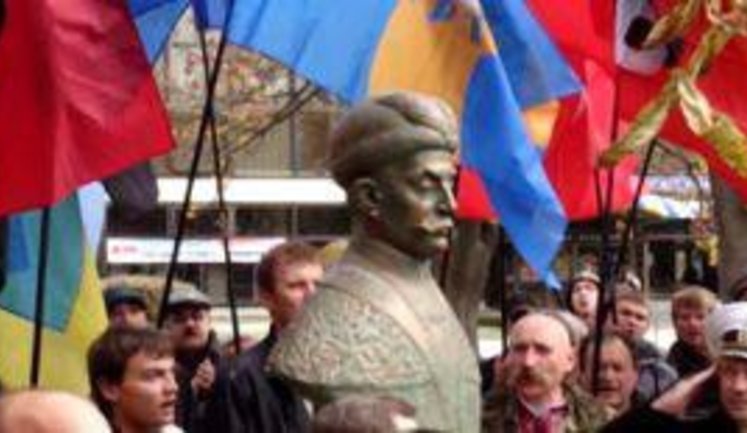 "Мазепа - наш герой": В центре Киева установили памятник украинскому гетману. ВИДЕО.