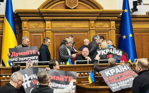 Европейская Солидарность заблокировала трибуну ВР