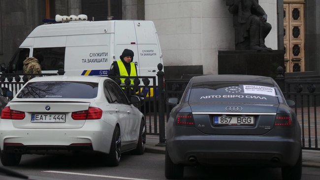 Чай, смаколики, євробляхи: під ВР триває страйк власників авто з іноземною реєстрацією 04