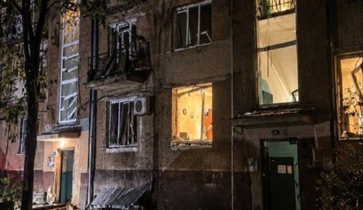 Росіяни влучили в житловий будинок у Запоріжжі: загинула 27-річна жінка. ФОТО