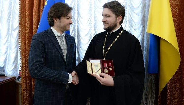 Нищук вручив орден "За заслуги" III ступеня "дзвонарю Майдану" священику ПЦУ Сидору. ФОТО