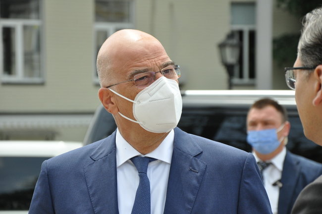 Глава МЗС Греції Дендіас поклав квіти до Стіни памяті полеглих захисників України 04