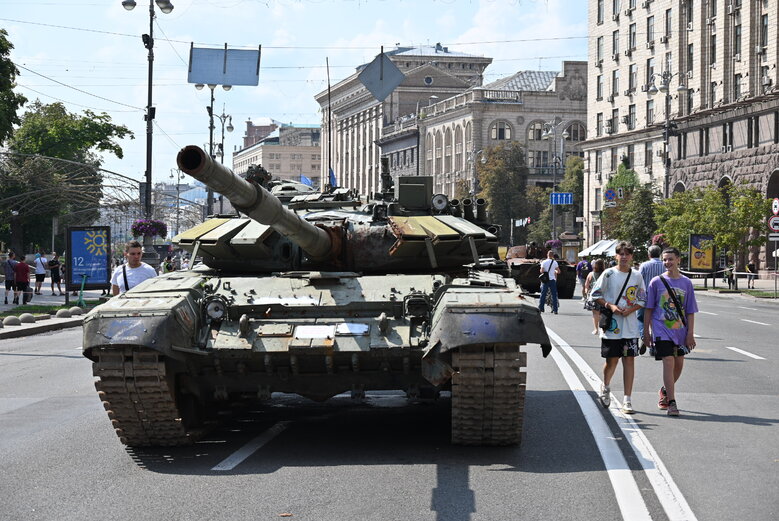 Выставка уничтоженной военной техники РФ на столичном Крещатике 02