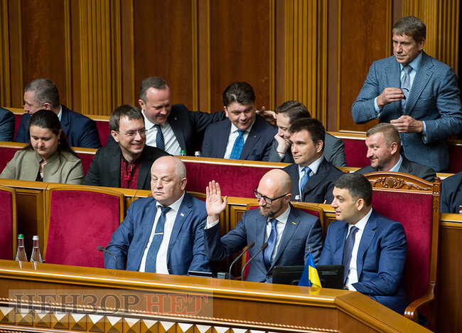 Зеленский с булавой, отвернувшийся Порошенко, Савченко в медалях, смеющиеся Луценко и Грицак, - инаугурация шестого Президента Украины Зеленского 20