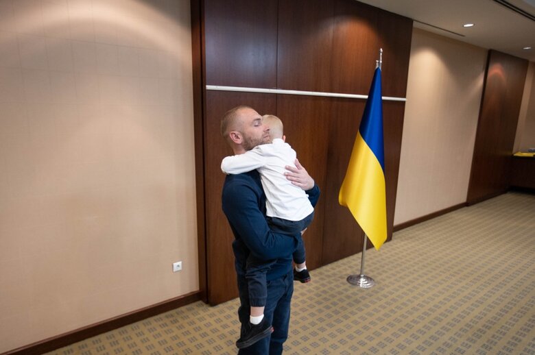 Находящиеся в Турции защитники Мариуполя встретились с родными 10