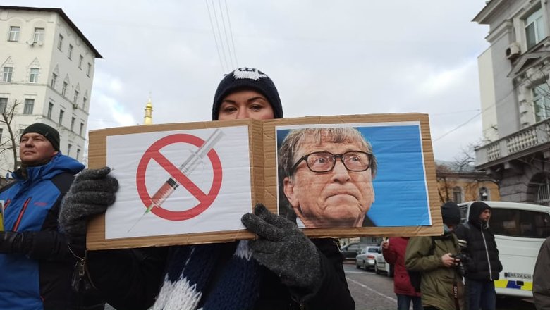 В Києві протестували антивакцинатори: QR-коди на плакатах ведуть на сайт Єдиної Росії 56