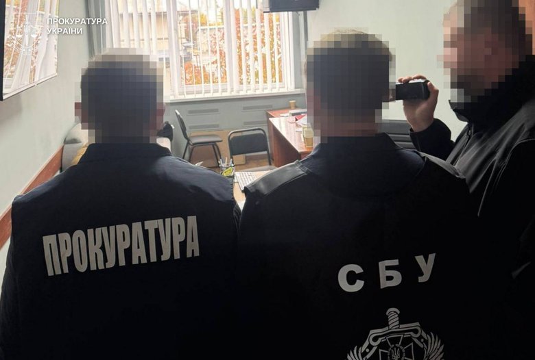 митник вимагав хабар за ввезення ювелірних виробів