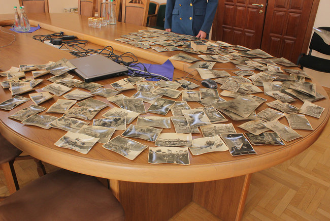 Гражданин Германии пытался вывезти из Украины 300 документальных фотографий, сделанных во время Второй мировой войны 06