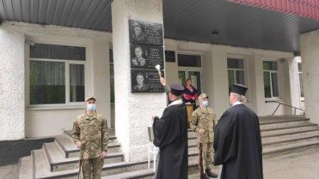 У Синельниковому на Дніпропетровщині відкрили меморіальні дошки пятьом загиблим у зоні АТО воїнам: вони були серед перших мобілізованих на захист України 09