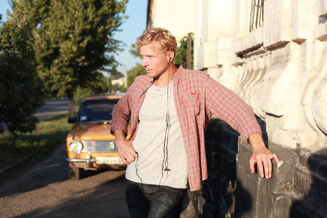 Письменник Сергій Жадан: Мені особисто бракує фільмів про цю війну. Але Дике поле, зняте за романом Ворошиловград, ще й про дружбу, любов, память та повернення 10