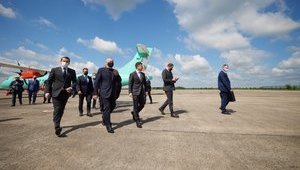 Зеленский начал рабочую поездку на Днепропетровщину, прибыв в Кривой Рог рейсовым самолетом, - ОП. ФОТОрепортаж