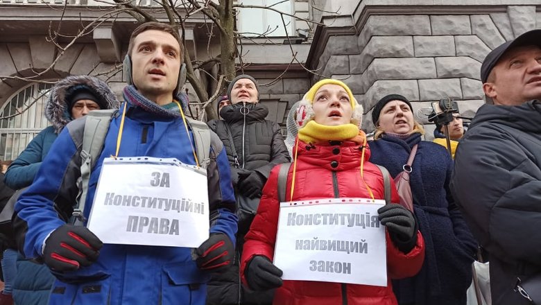 В Києві протестували антивакцинатори: QR-коди на плакатах ведуть на сайт Єдиної Росії 52