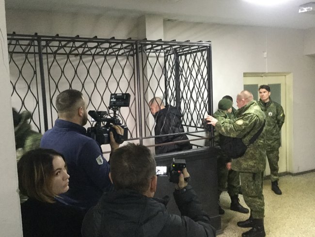 Маріупольські активісти протестують через чергове перенесення судом слухання справи Кірсанова, підозрюваного у коригуванні вогню з Градів по мікрорайону Східний 01