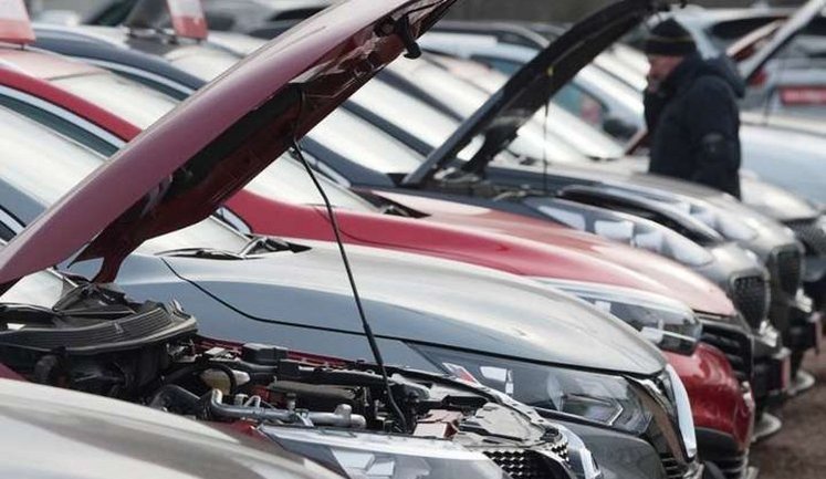 В Україні падає попит на нові авто з бензиновим двигуном. Що українці обирають натомість?