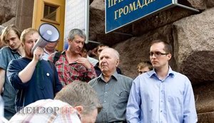 Автокооперативщики прорвались к Попову: "В следующий раз мы зайдем не в приемную". ФОТОрепортаж (Обновлено)