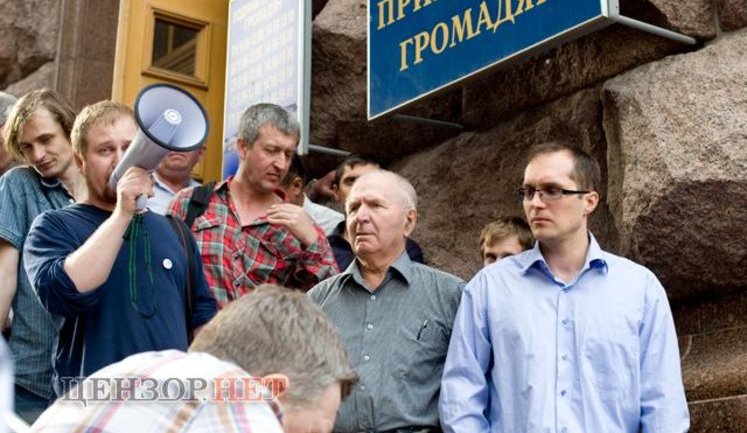 Автокооперативщики прорвались к Попову: "В следующий раз мы зайдем не в приемную". ФОТОрепортаж (Обновлено)