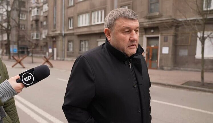 "Слуга народу" Литвиненко їздить на елітному автомобілі свого помічника, який пояснив його придбання доходами від бджолярства. ВIДЕО