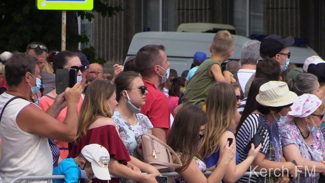 Оккупанты провели в Крыму сразу два военных парада 27