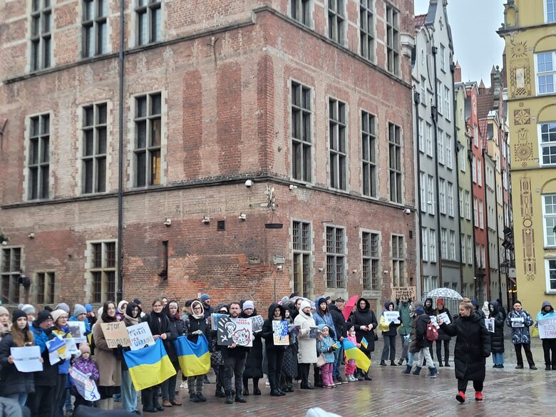 В Гданьске протестовали против ракетных атак РФ по Украине 11 В Гданьске протестовали против ракетных атак РФ по Украине 11