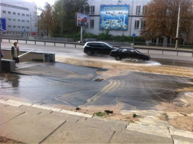 В Киеве прорвало водопроводную магистраль: вода залила улицу Гарматную 03