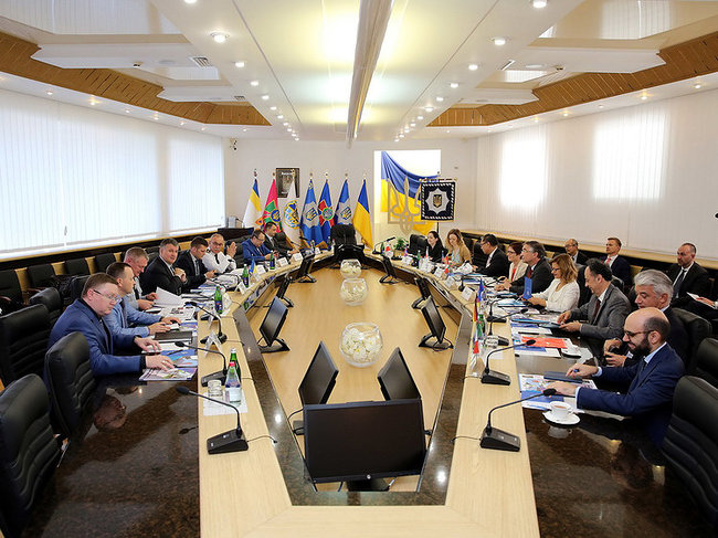 Аваков презентував послам країн G7 Стратегію деокупації Донбасу 01