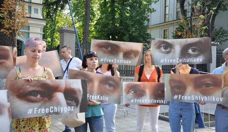 Relatives of Ukrainian hostages held by Kremlin picket Ukraine-EU Summit with demands to increase prisoners release efforts. PHOTOS+VIDEO
