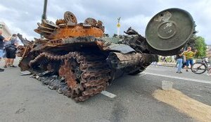 Обзор танков и САУ гвардейских дивизий России в центре Киева. ВИДЕО