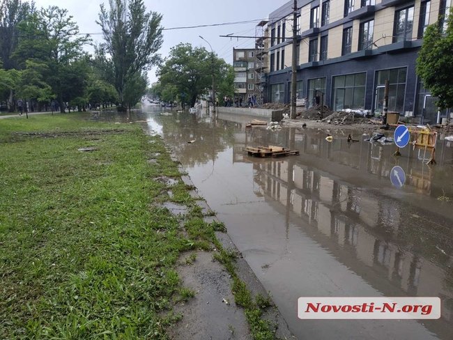 Десятки автомобілів потонули після зливи в Миколаєві 05