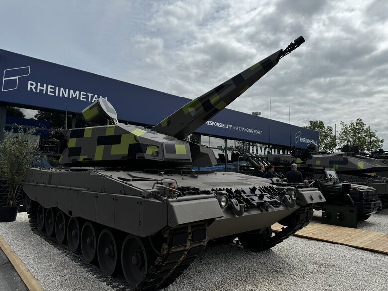 Компанія Rheinmetall передасть Україні танк ППО Frankenstein, який може збивати ракети та дрони, - The Telegraph