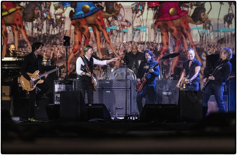 Paul McCartney took the stage at Glastonbury Festival with Ukrainian flag 04