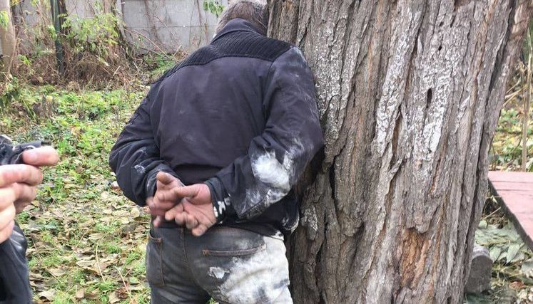 Безхатько зайняв квартиру в Дніпрі, продав фортепіано, а з плити зробив камін. ФОТО