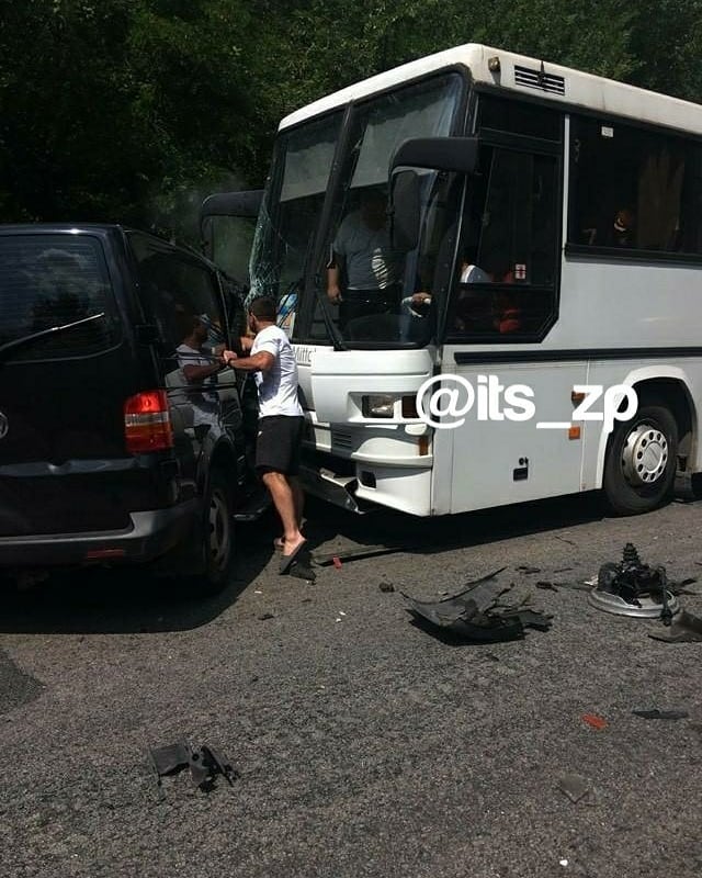 Автомобіль УДО з кортежу Зеленського спровокував ДТП з колоною автобусів з дітьми: Жертв немає 03 Автомобіль УДО з кортежу Зеленського спровокував ДТП з колоною автобусів з дітьми: Жертв немає 03
