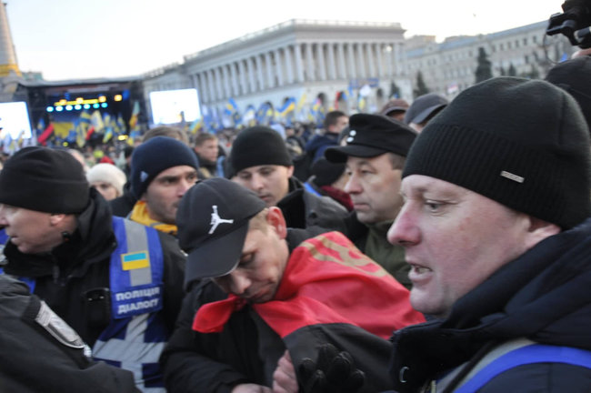 Во время вече на Майдане поймали провокатора: он бросил в сторону сцены несколько яиц 07
