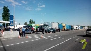 Дальнобойщики перекрыли трассу Киев-Одесса. Образовалась огромная пробка. ФОТО