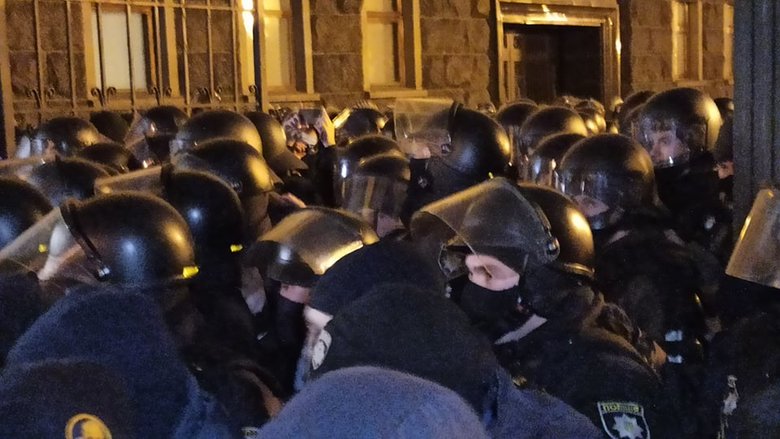 Щурів на Банковій нудить: Активісти вирушили під будівлю Офісу Президента, сталися сутички 19