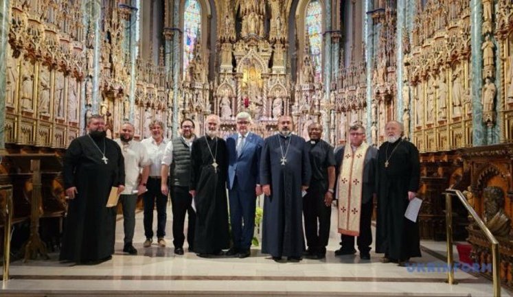 Понад сотня людей молилися за Україну в головному соборі Оттави. ФОТО